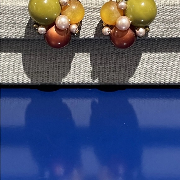 Green Yellow Cluster Bead Gold Clip On Earrings Costume Jewelry Vintage 50s 60s - Picture 4 of 4
